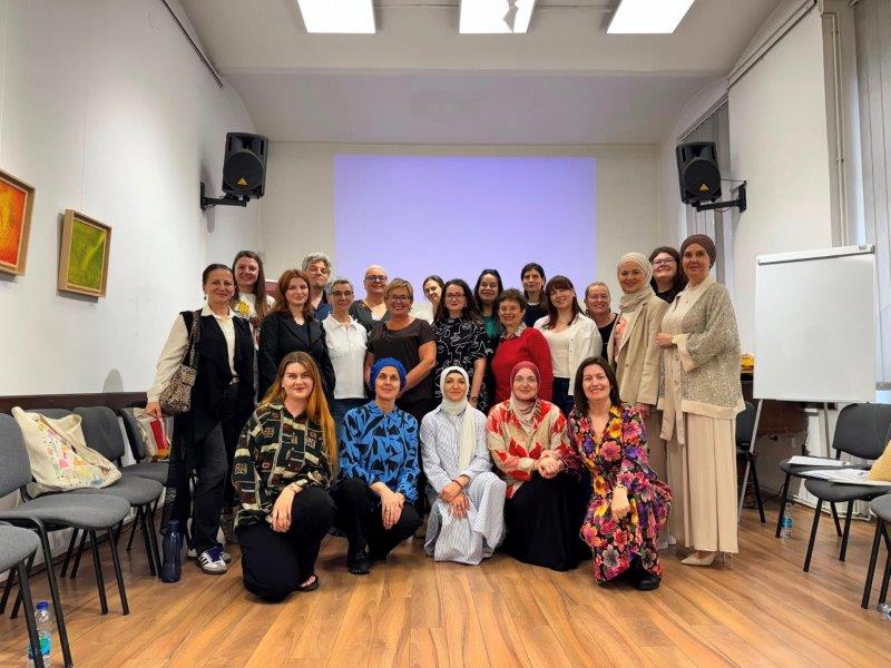 Feministička metodologija istraživanja kritički propituje odnose moći u proizvodnji znanja, uključuje iskustva žena i marginaliziranih grupa te nastoji da istraživanje bude etičko, odgovorno i društveno transformativno.