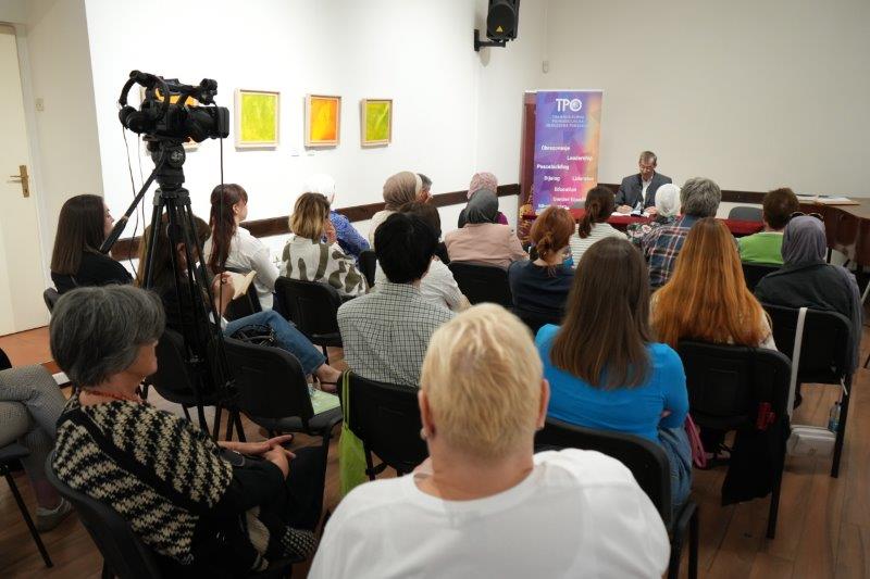 Feministička međureligijska islamska teologija zahtjevaju da se tekstovi čitaju kontekstualno i da se odupiru redukciji tradicije na doslovna tumačenja, istaknuo je u predavanju profesor Adis Duderija.